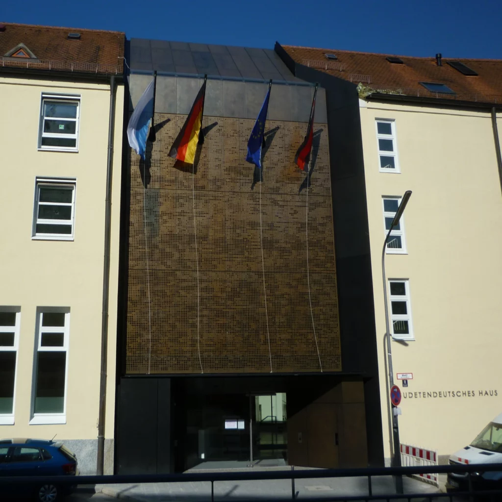 Eingang des Sudetendeutschen Hauses
