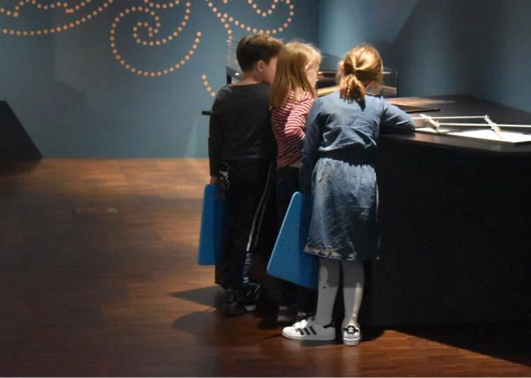 Kinder in Museum