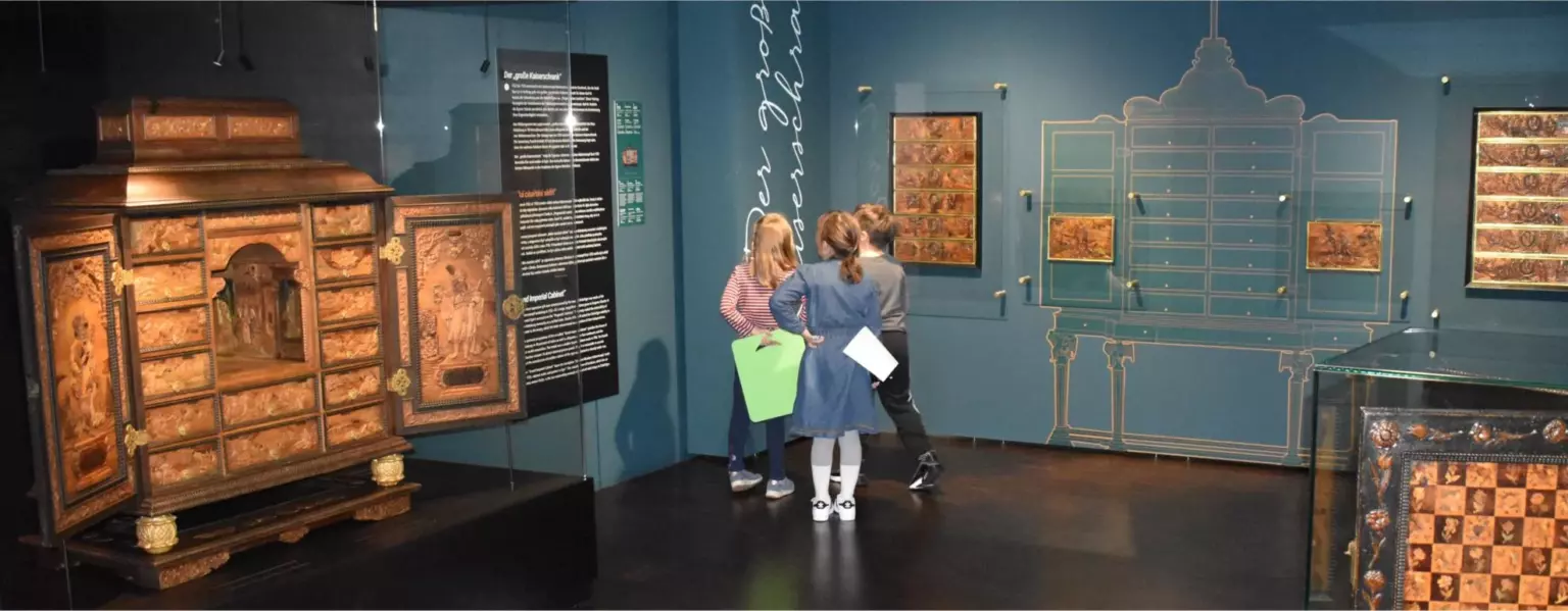 Kinder in Museum