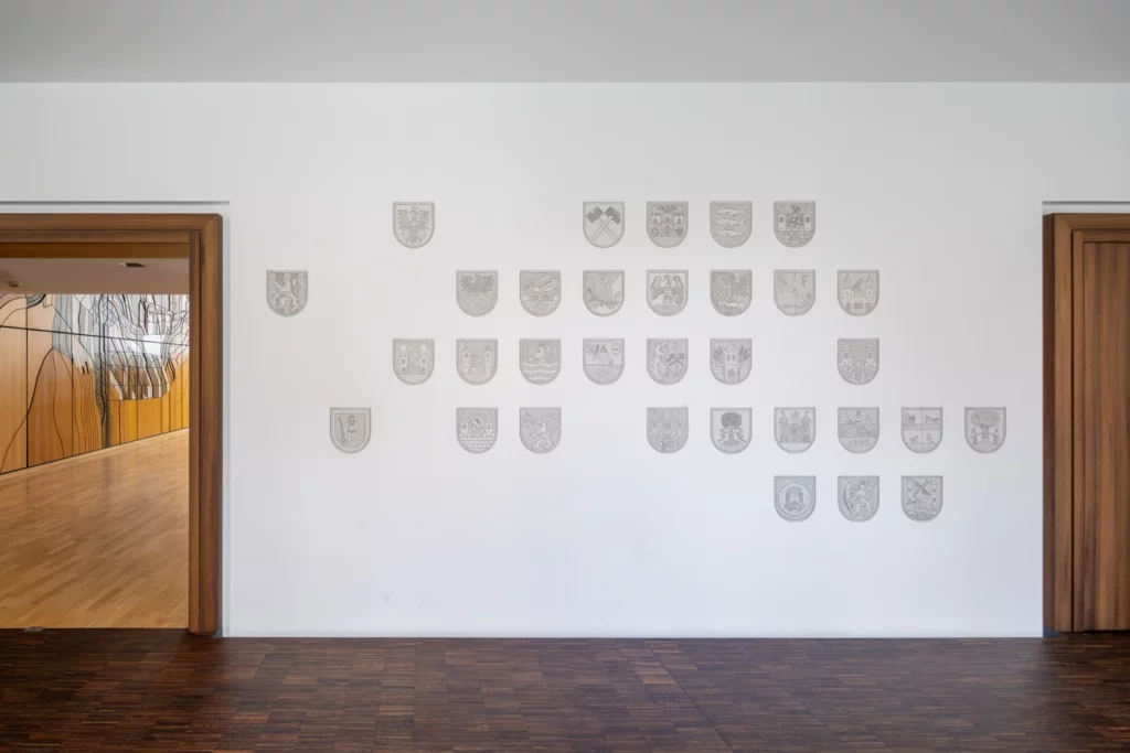 Wand mit Wappen