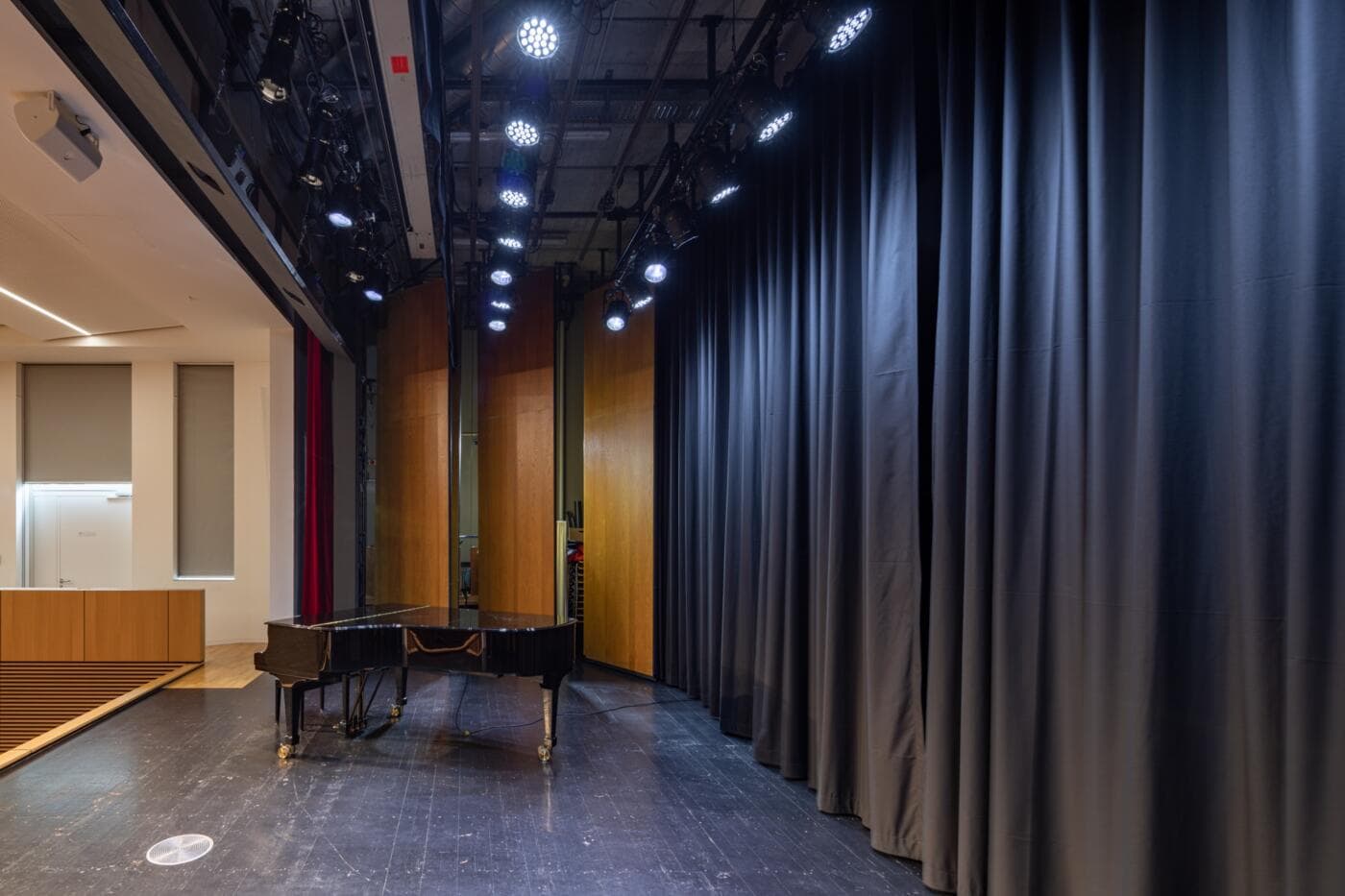 Seitlicher Blick auf Bühne mit Klavier des Adalbert-Stifter-Saals