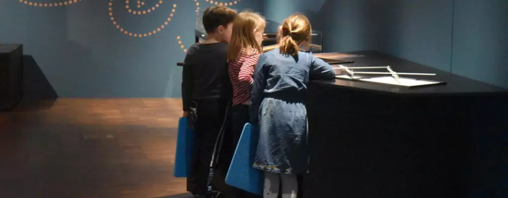 Kinder in Museum