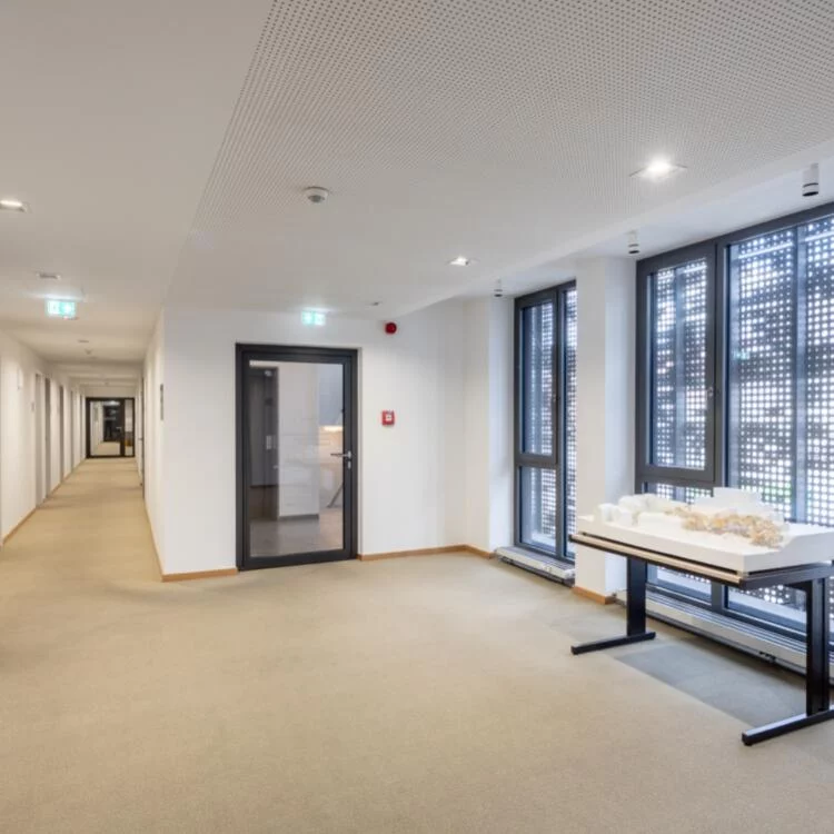 Flur mit Architekturmodell