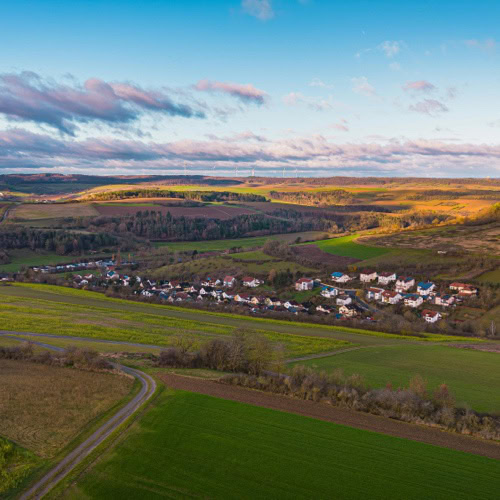 Dorf in Hügellandschaft